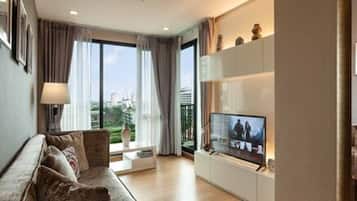 Luxury Suite, 1 Bedroom, Non Smoking, Kitchenette | 1 bedroom, iron/ironing board, free WiFi, bed sheets