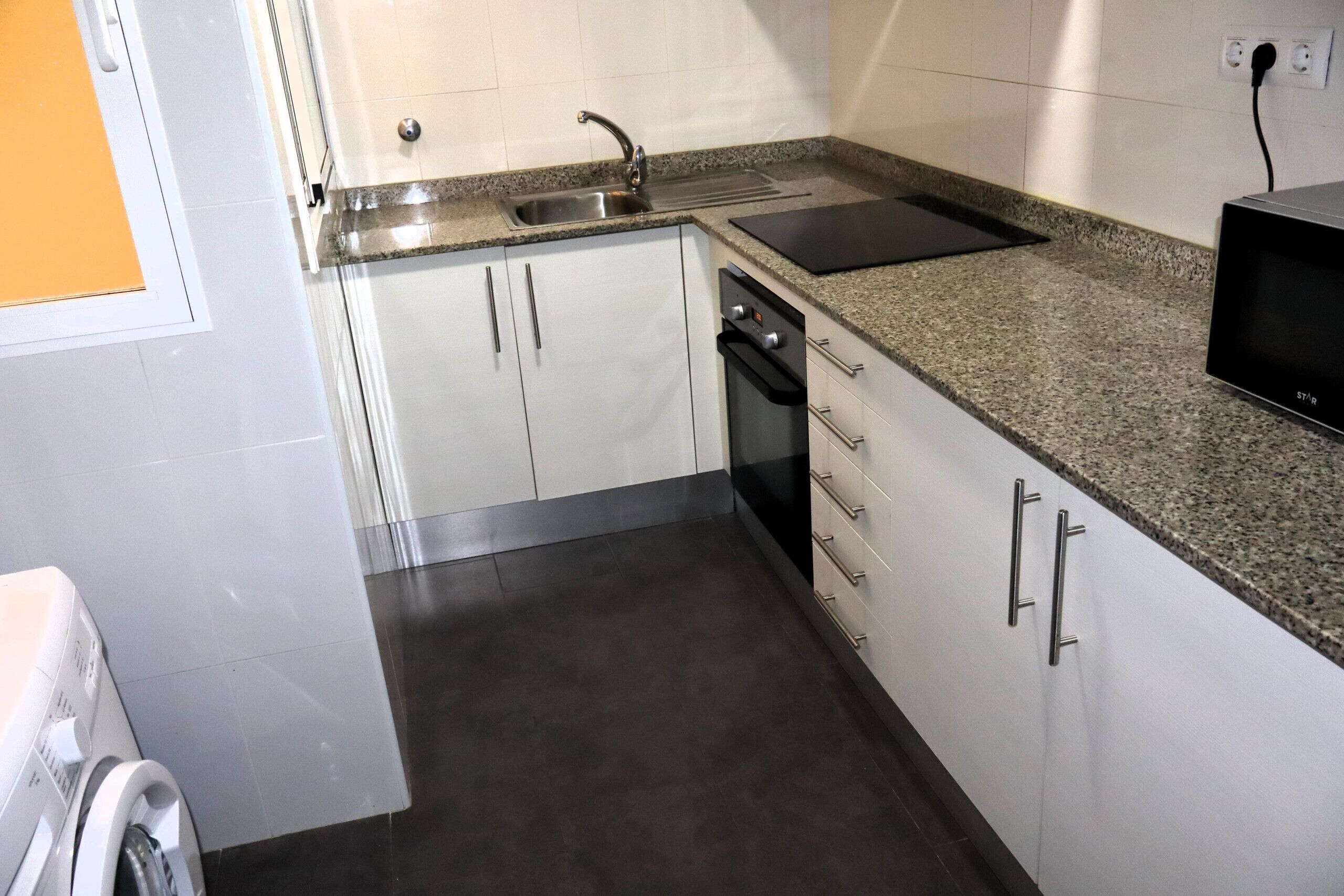 Een koelkast, een magnetron, een oven, een koffiezetapparaat/waterkoker