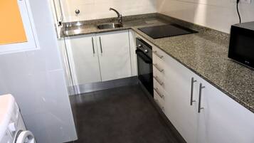 Een koelkast, een magnetron, een oven, een koffiezetapparaat/waterkoker