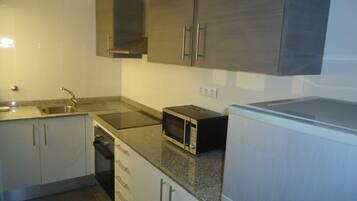 Een koelkast, een microgolfoven, een oven