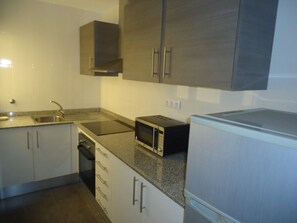 Køleskab, mikrobølgeovn, ovn, kaffe-/temaskine