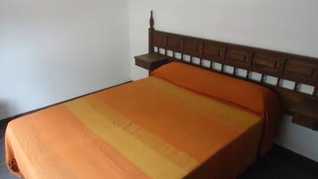 1 bedroom, bed sheets