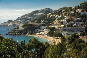 Una spiaggia nelle vicinanze