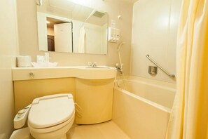 Un baño con inodoro, lavabo y bañera.