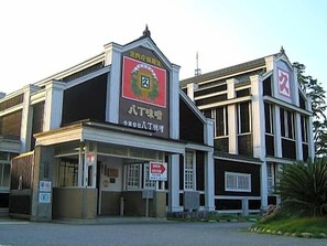 Un immeuble avec une enseigne indiquant qu’il y a un restaurant au rez-de-chaussée.