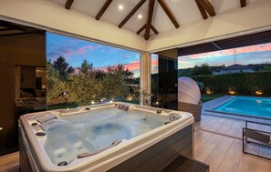 A heated pool - Lovely home in Dubrava with sauna (Dubrava)