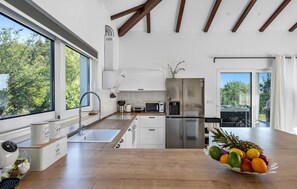 ثلاجة، موقد طهي مسطح، غسالة أطباق، ماكينة لصنع القهوة/الشاي