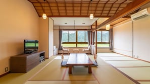 Economy Japanese-Style-Room with 12 Tatami mats - Shared Bathroom - Non-Smoking | Peti besi dalam bilik, langsir/tirai gelap terus, cadar katil