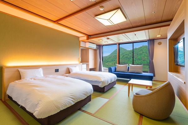 Pengeskab på værelset, mørklægningsgardiner, sengetøj