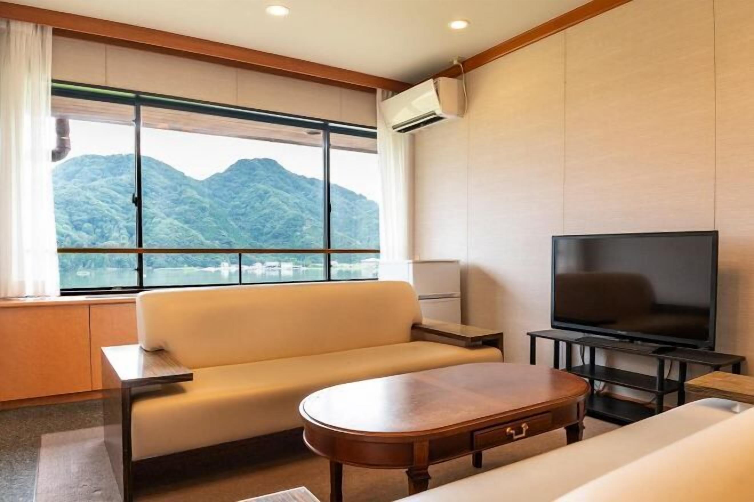 起居区 | 32-英寸纯平电视 （配备数码频道）、电视