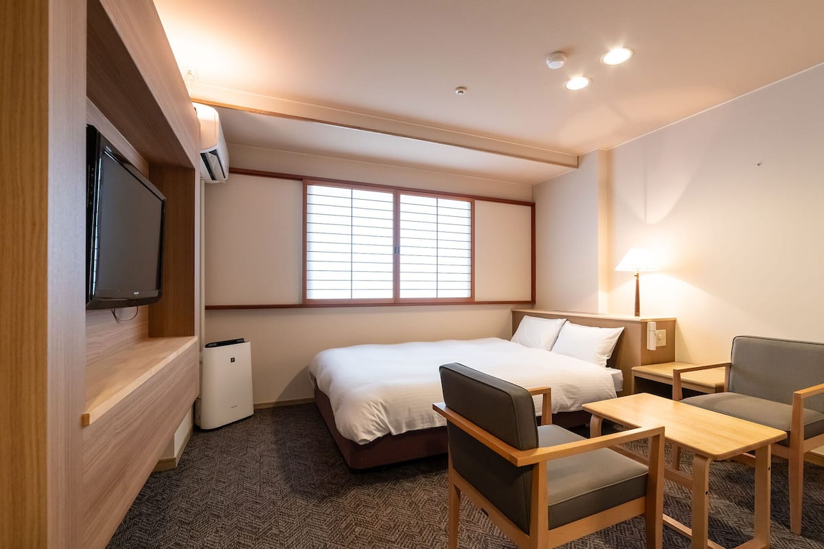 Economy Semi-double Room - Indoor Bath - Non-Smoking | Peti besi dalam bilik, langsir/tirai gelap terus, cadar katil