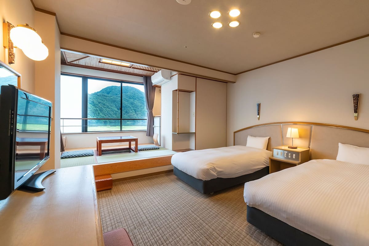 Economy Twin Room - Shower Only - Non-Smoking | Peti besi dalam bilik, langsir/tirai gelap terus, cadar katil