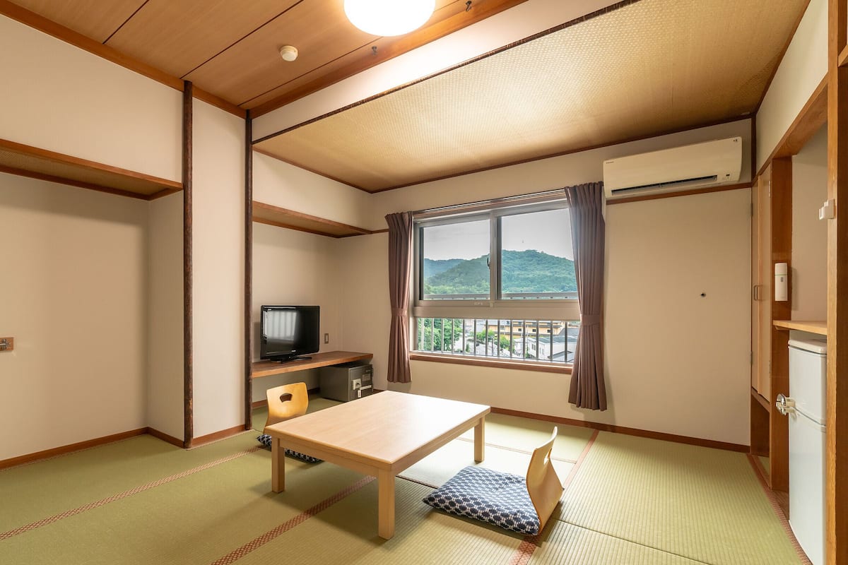 Standard Japanese-Style-Room with 8 Tatami mats - Shared Bathroom - Non-Smoking | Peti besi dalam bilik, langsir/tirai gelap terus, cadar katil