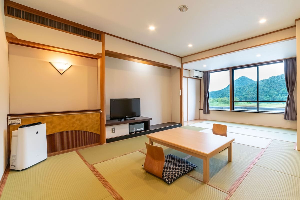 Economy Japanese-Style-Room with 10 Tatami mats - Shared Bathroom - Non-Smoking | Peti besi dalam bilik, langsir/tirai gelap terus, cadar katil