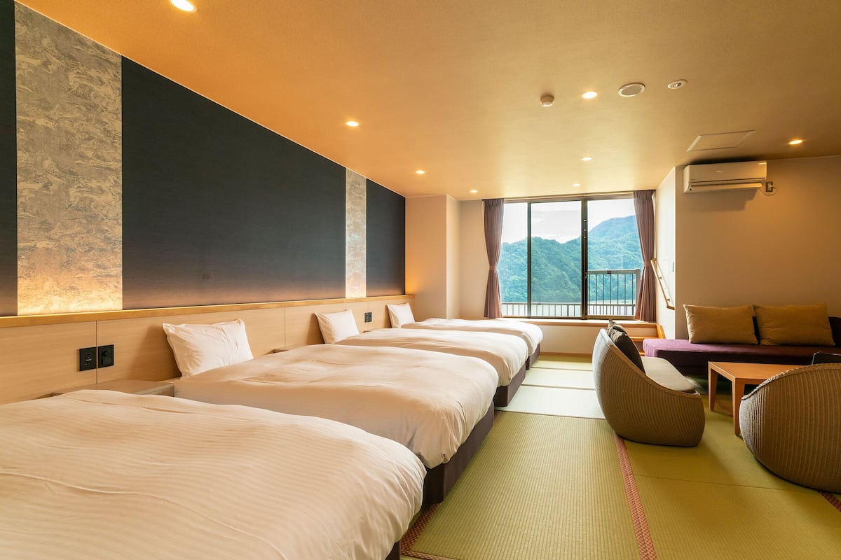 Suite Japanese-Style 4 Beds - Indoor Bath - Non-Smoking | Peti besi dalam bilik, langsir/tirai gelap terus, cadar katil