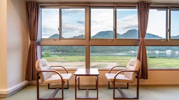 Standardzimmer, Nichtraucher, Flussblick (Japanese Style, Shared Bathroom) | Zimmersafe, Verdunkelungsvorhänge, Bettwäsche