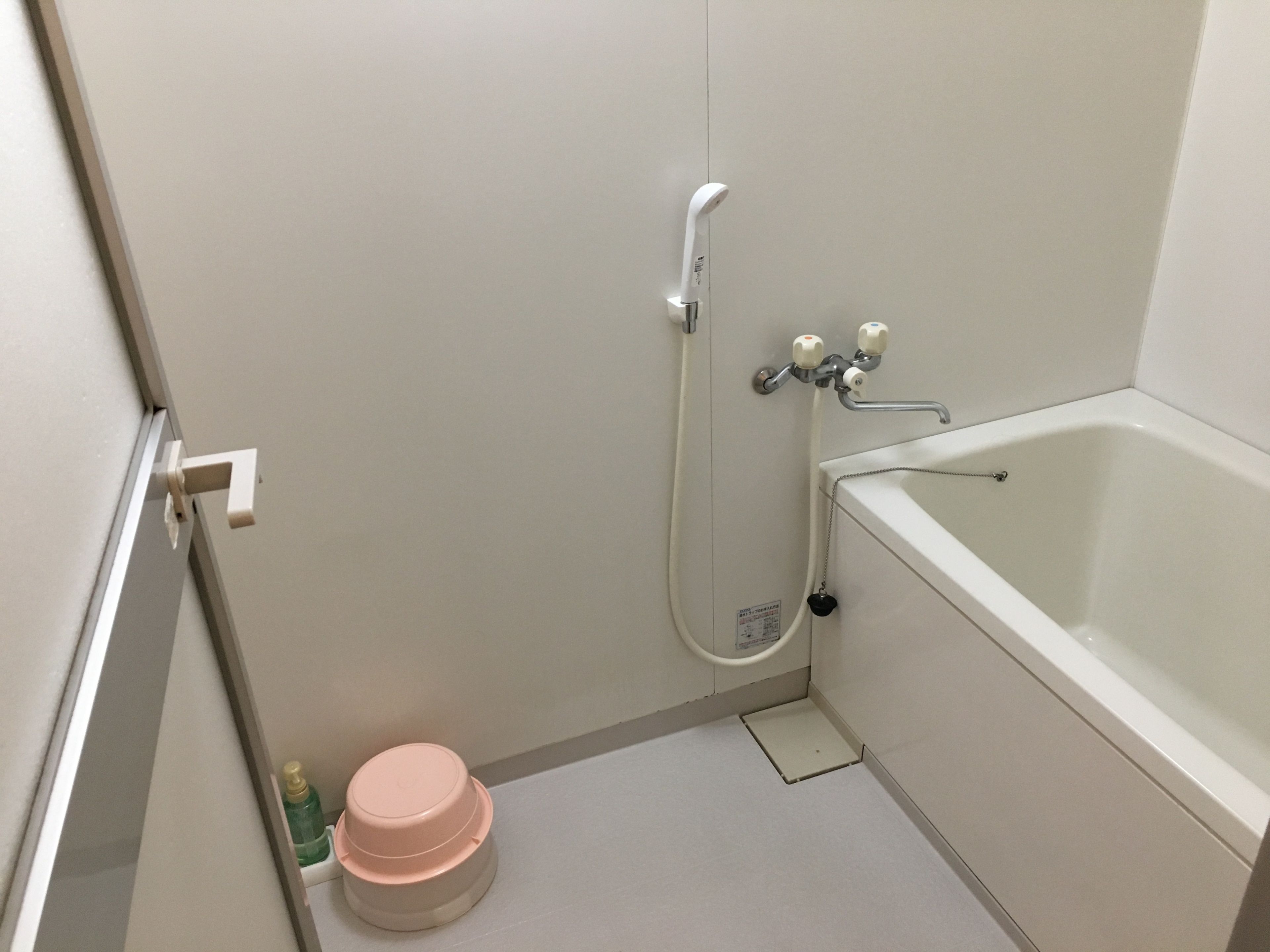 Ein kleines, sauberes Badezimmer mit Badewanne, Dusche und Toilette.