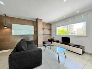 TV - Drugstore B D - Two Bedroom Apartment, Sleeps 6 (Roses)