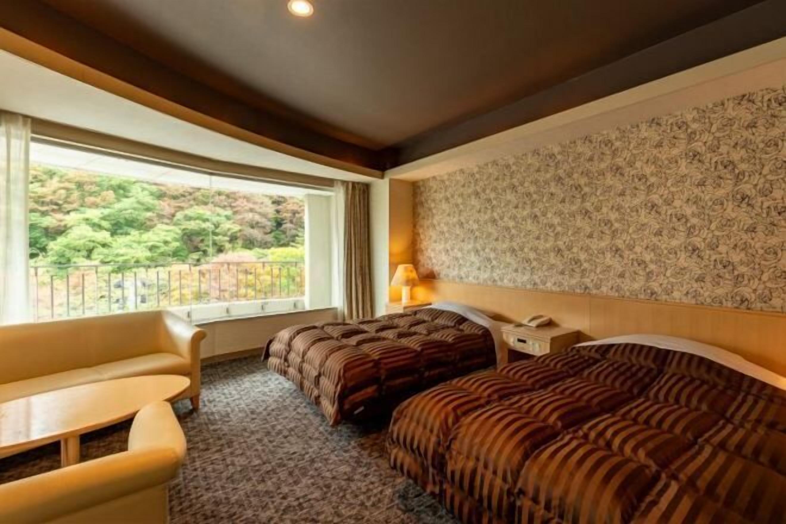 In-room safe, bed sheets