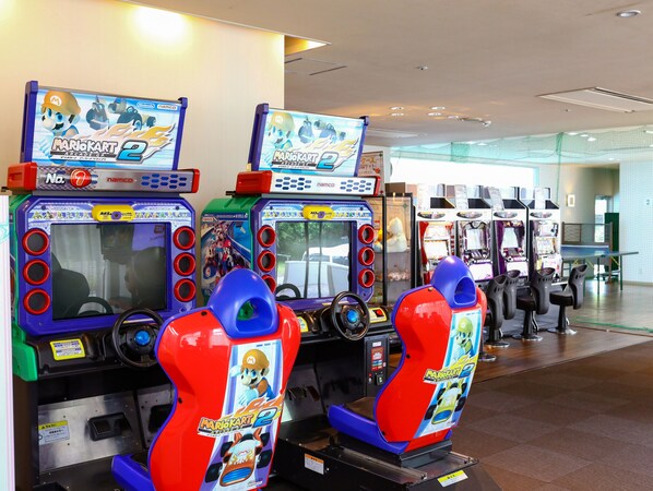 Drei Mario Kart Arcade-Automaten in einem Spielbereich.