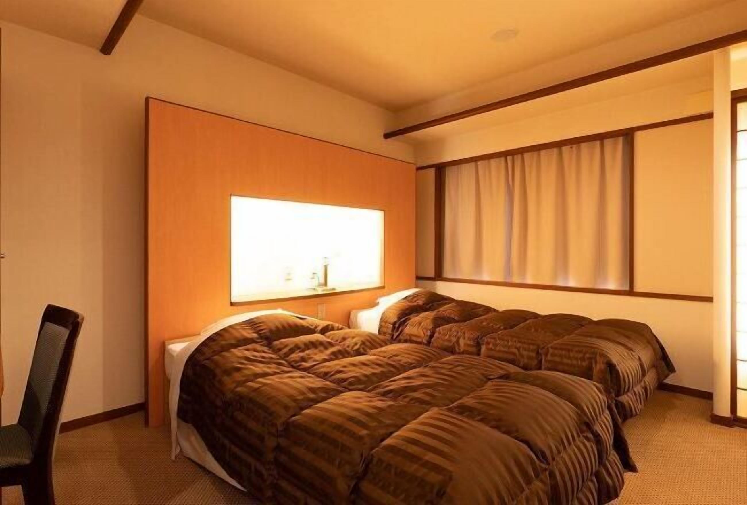 In-room safe, bed sheets