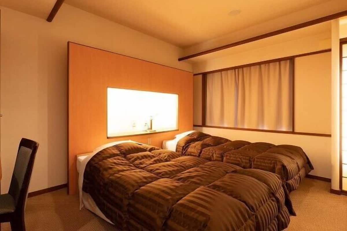 In-room safe, bed sheets