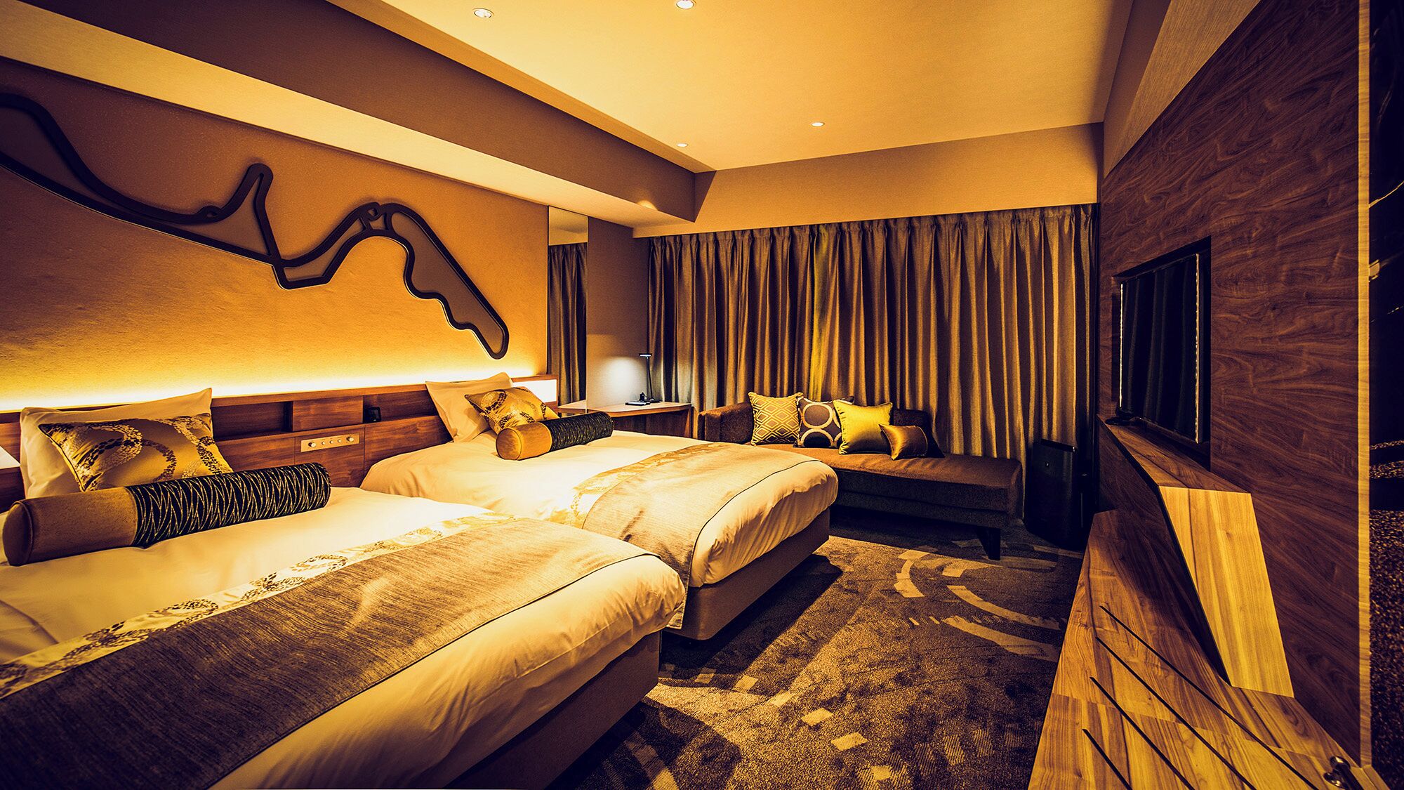 Una habitación de hotel moderna con dos camas, un sofá, un televisor y un ventanal con cortinas.
