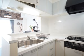 Refrigerador, microondas, placa de cocina, utensilios de cocina