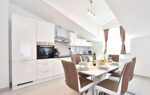 Dining - Nice home in Grab with WiFi (Grab)