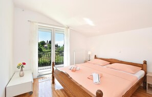 5 bedrooms, travel crib, free WiFi, bed sheets - Nice home in Grab with WiFi (Grab)