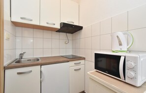 Kühlschrank, Herdplatte, Wasserkocher mit Kaffee-/Teezubehör