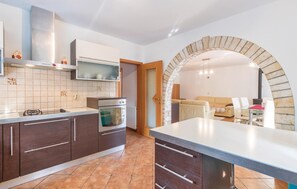 Réfrigérateur, plaque de cuisson, lave-vaisselle, cafetière/bouilloire