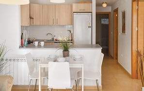 Réfrigérateur, micro-ondes, plaque de cuisson, lave-vaisselle
