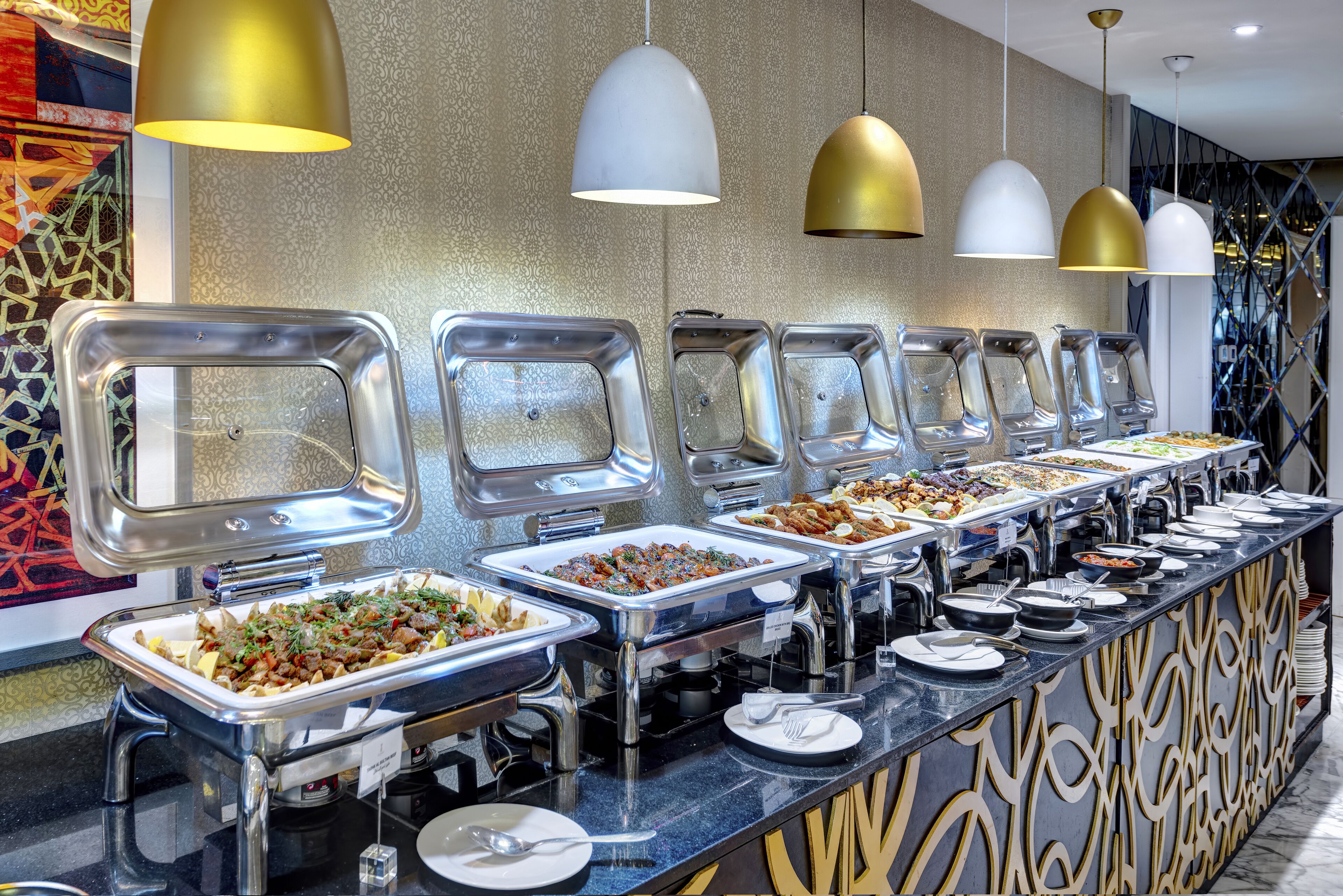 Een buffet met verschillende opstellingen, elk met een ruime keuze aan gerechten.