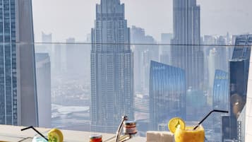3 間餐廳,供應早餐、午餐和晚餐,國際料理
