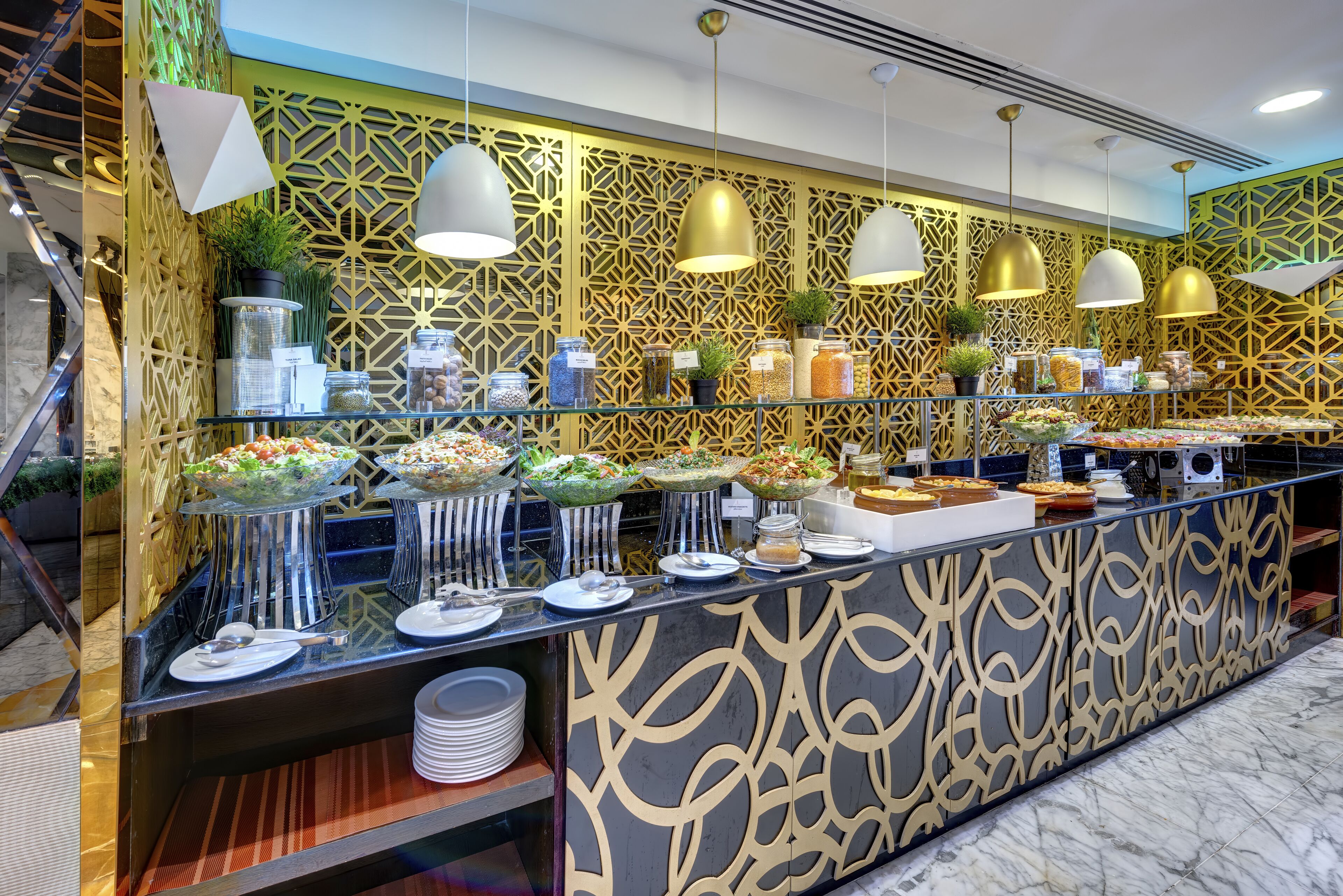 Zona de bufé con diversas opciones de comida y elementos decorativos.