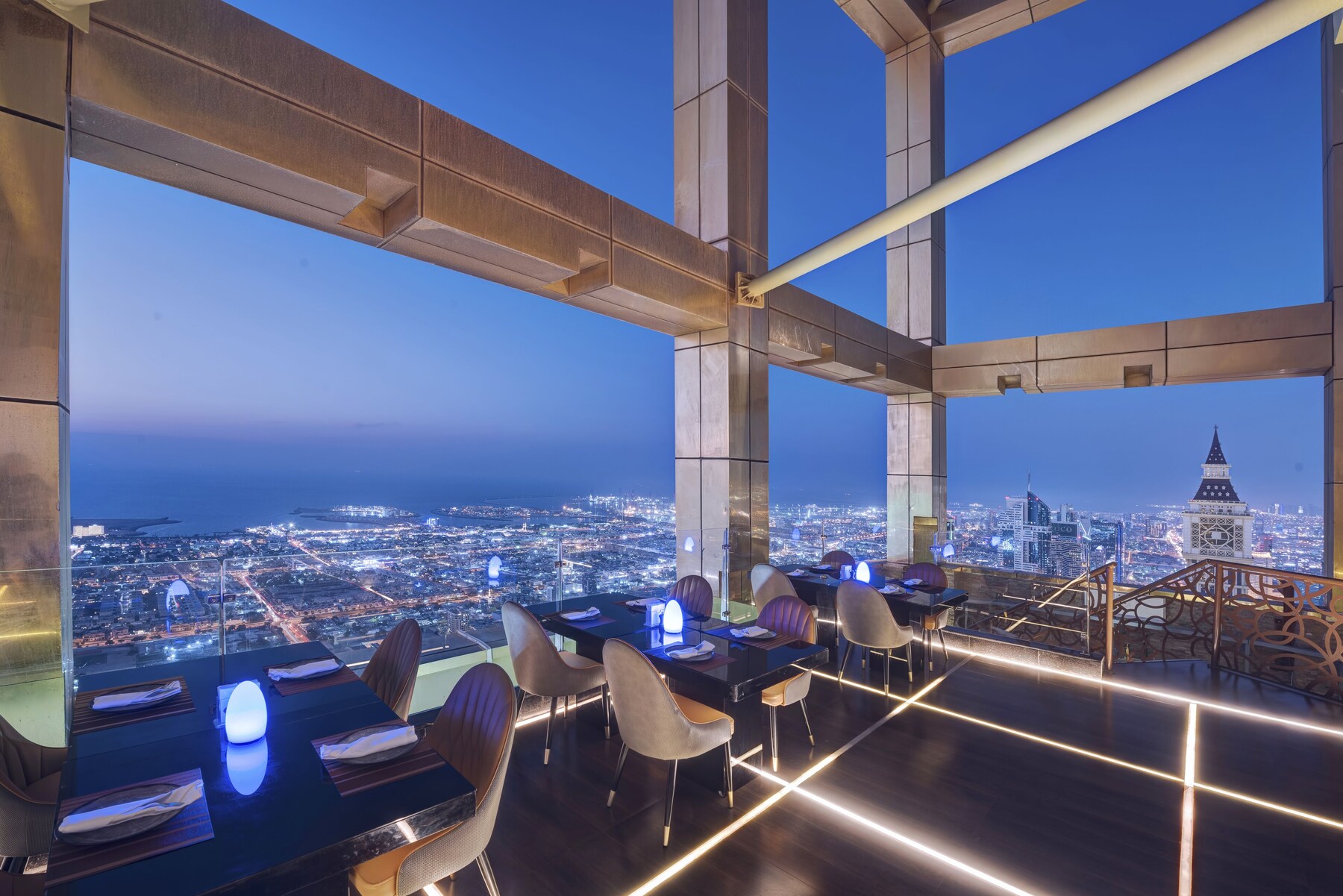 3 restaurants; breakfast, lunch, dinner, and brunch served