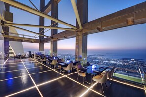 3 restaurantes; se sirven desayunos, almuerzos y cocina internacional 