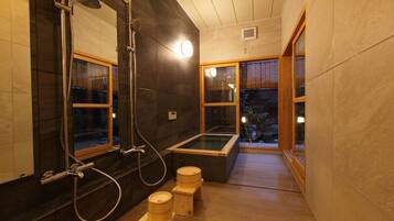 Casa tradicional | Banheiro | Banheira e chuveiro separados, produtos de toalete grátis