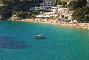 Una spiaggia nelle vicinanze