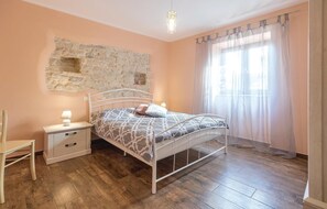 4 bedrooms, in-room safe, free WiFi, bed sheets