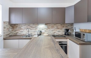 Frigorifero, piano cottura, lavastoviglie, macchina per tè/caffè