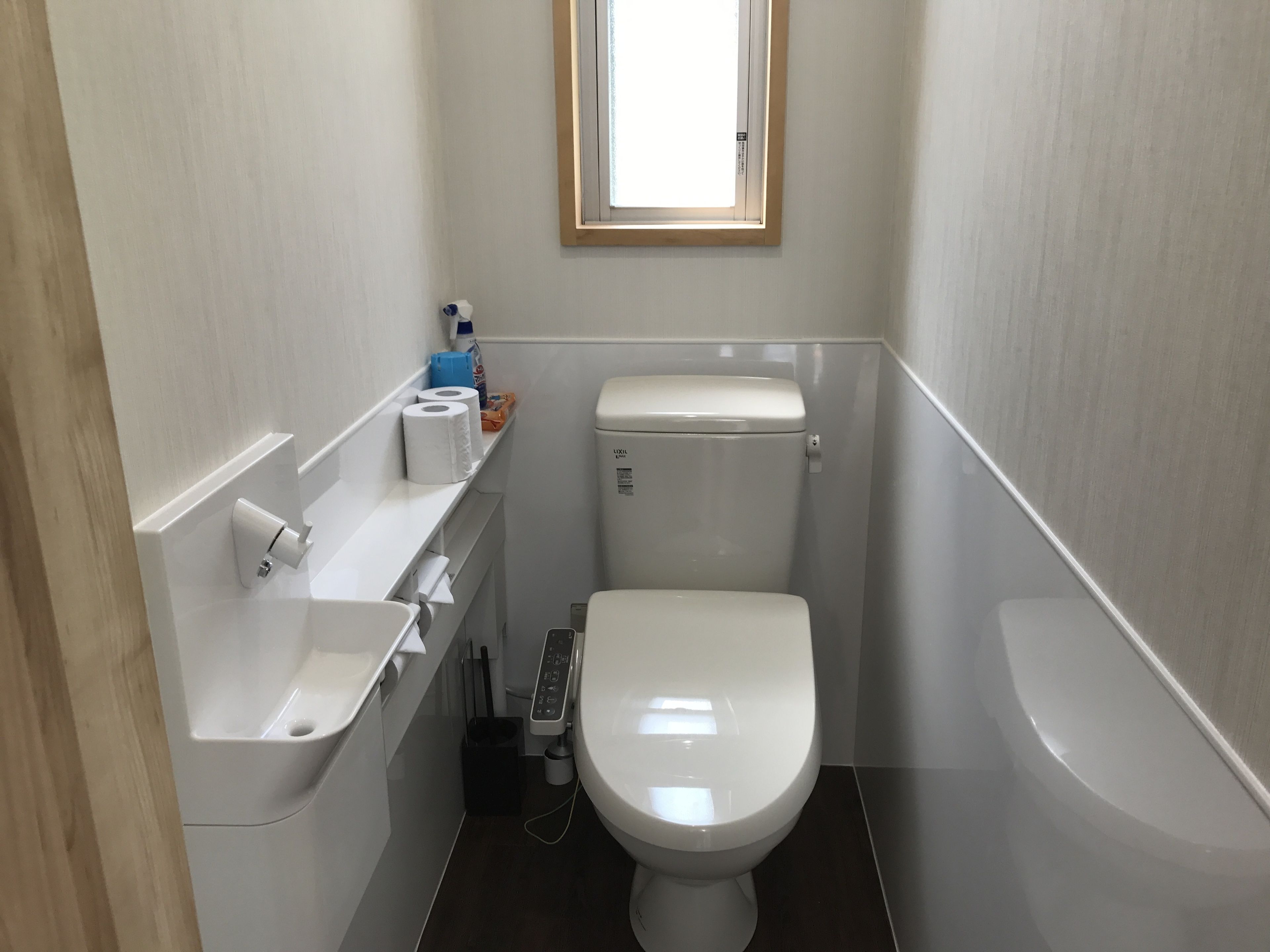Un baño pequeño con inodoro, lavamanos y ventana.