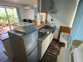 Refrigerador, microondas, placa de cocina, tetera/pava eléctrica