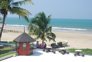 On the beach - Golden Beach Resort Hotel (Chaung Thar)