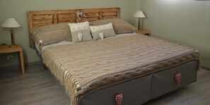 Comfort-Ferienhaus, 6 Schlafzimmer, Nichtraucher, Terrasse | 1 Schlafzimmer, hochwertige Bettwaren, Schreibtisch