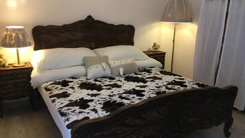 1 Schlafzimmer, hochwertige Bettwaren, Schreibtisch