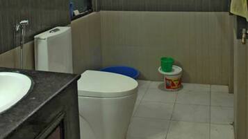 LĂ€genhet | Badrum | Dusch, gratis toalettartiklar och handdukar