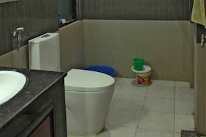 Apartemen | Kamar mandi | Shower, perlengkapan mandi gratis,  dan handuk