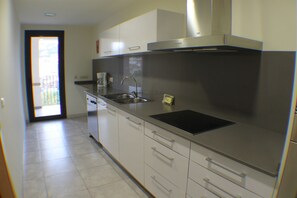 Refrigerador, microondas, lavavajillas y cafetera y tetera 